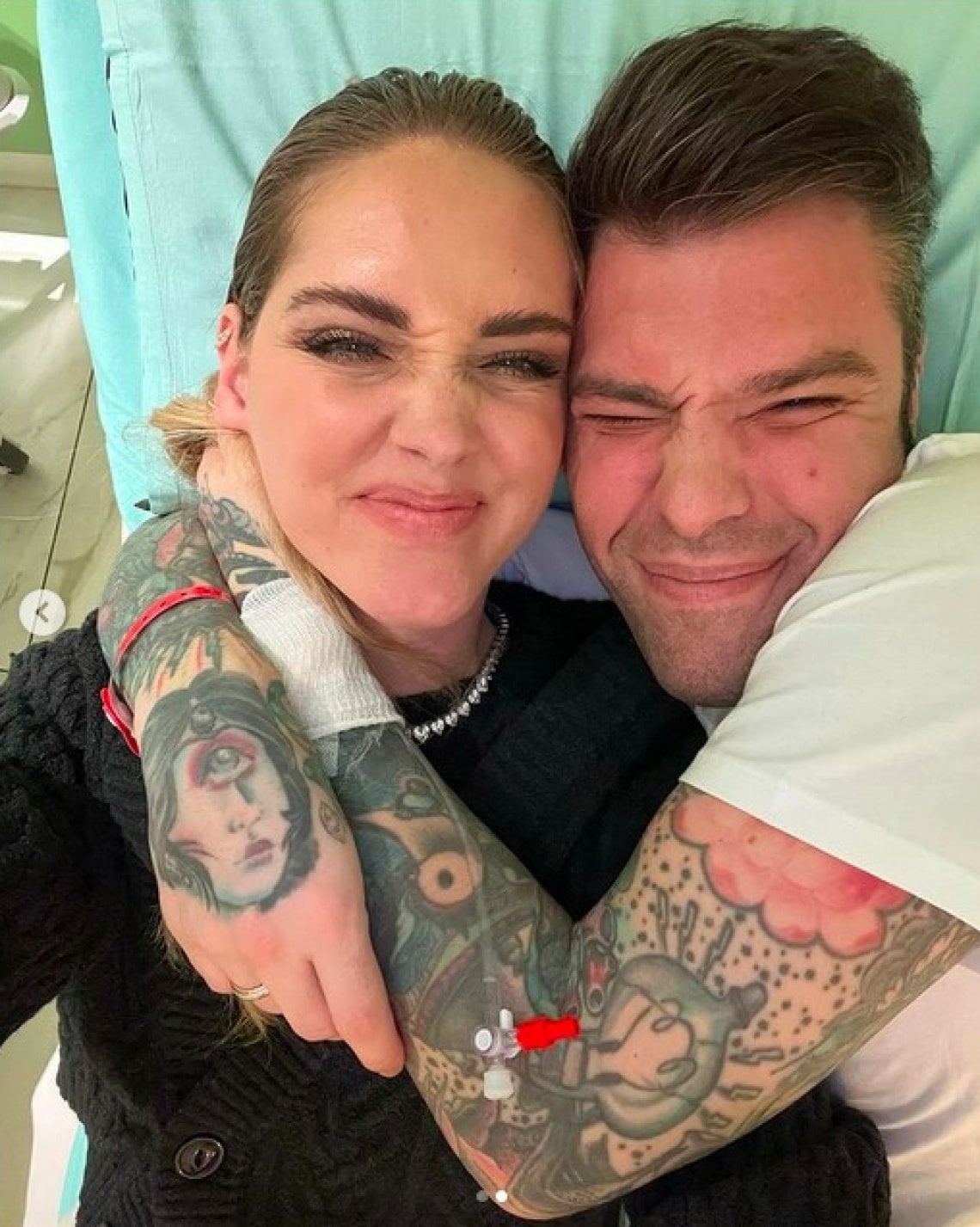 L'abbraccio in ospedale tra Fedez e Chiara Ferragni