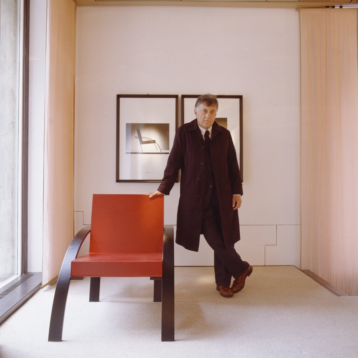 Aldo Rossi con Poltrona Parigi Unifor, 1989