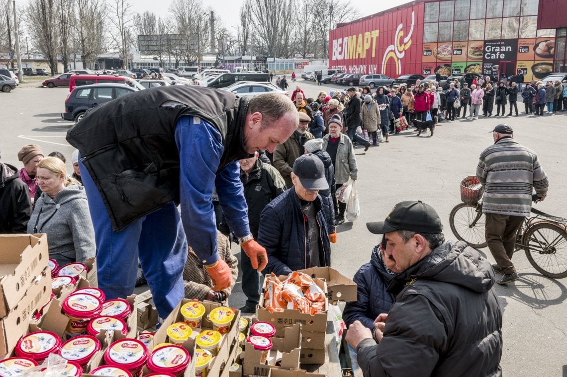 La distribuzione del cibo al mercato di Mykolaiv