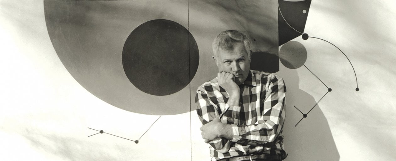L'illustratore Charley Harper in un ritratto degli anni '50 con alle spalle una coccinella, una delle sue opere pi&ugrave; conosciute