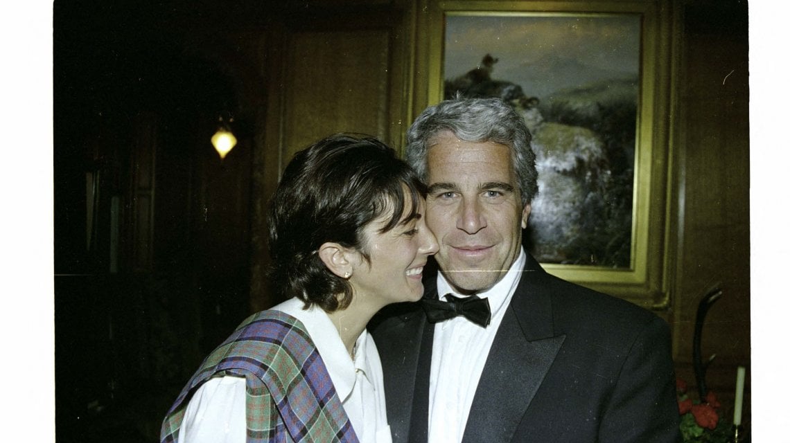 Ghislaine Maxwell in una foto con Jeffrey Epstein