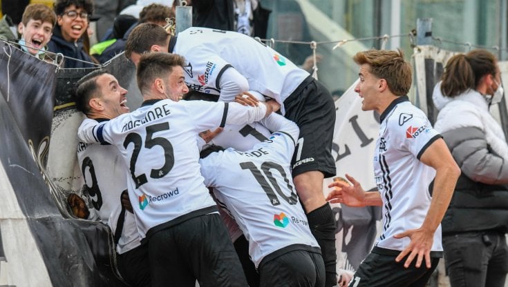 Gyasi festeggiato dopo il gol