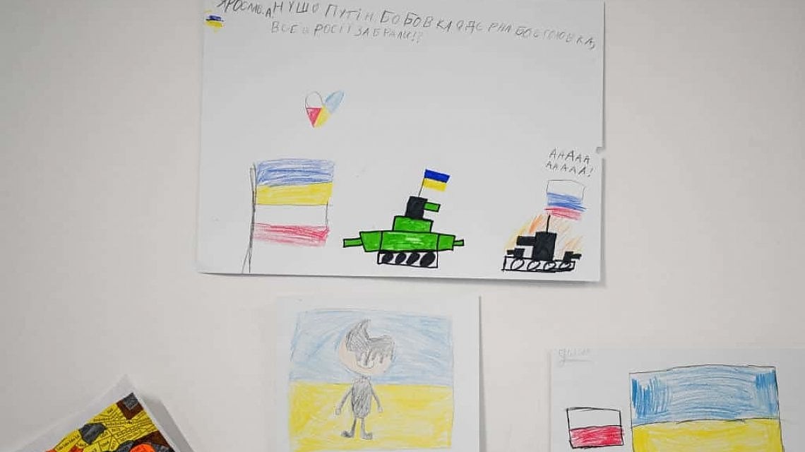 I disegni dei bambini di Mariupol fuggiti dalla guerra. Foto di Omar Marques/Getty Images