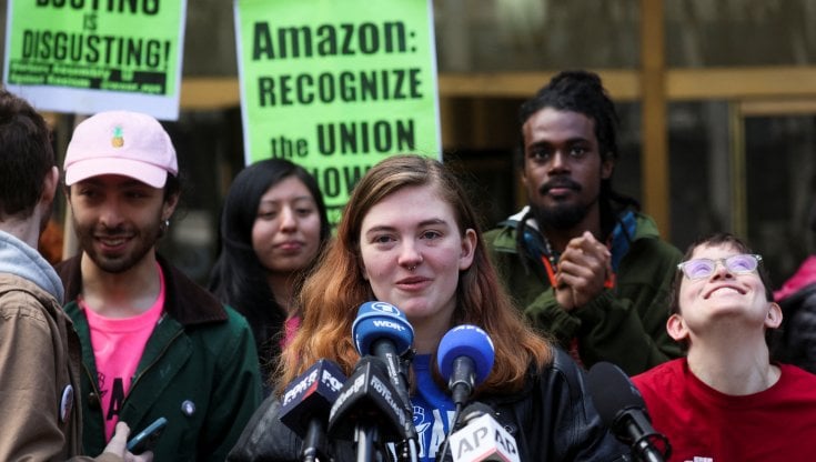 Il tesoriere dell'Amazon Labor Union Madeleine Wesley parla in conferenza stampa