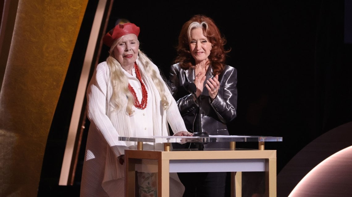 Joni Mitchell e Bonnie Raitt durante la cerimonia dei Grammy