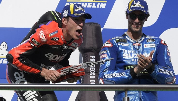 Aleix Espargar&ograve; festeggia la prima vittoria dell'Aprilia in MotoGp