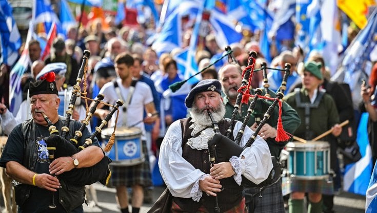 Cornamuse e tamburi per l&rsquo;indipendenza scozzese al parlamento di Edimburgo (Getty Images)