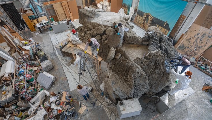 L&rsquo;allestimento dell&rsquo;installazione dell&rsquo;artista portoghese Diana Policarpo per la mostra The Soul Expanding Ocean, da domani nella chiesa sconsacrata di San Lorenzo a Venezia (Enrico Fiorese)
