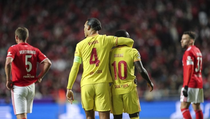 Man&eacute; abbracciato da Van Dijk