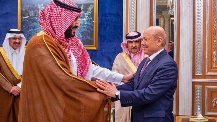 Il principe ereditario saudita Mohammed bin Salman, a sinistra, con Rashad al-Alimi 