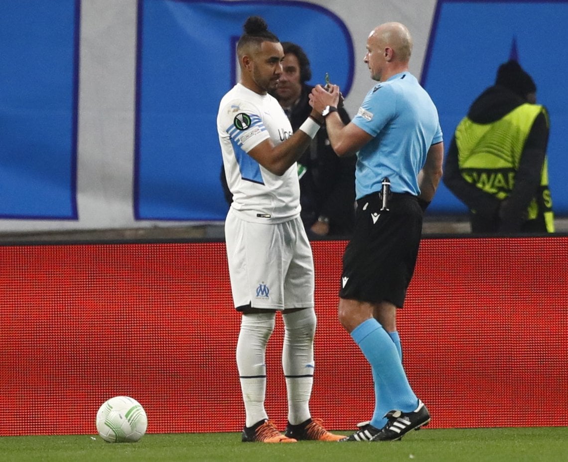 Payet mostra all'arbitro il vetro che lo ha colpito