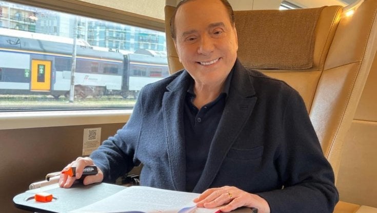 Silvio Berlusconi in treno verso Roma (foto postata sui suoi profili social)