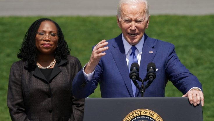 Il presidente Joe Biden con il giudice Ketanji Brown Jackson che &egrave; alla Corte Suprema