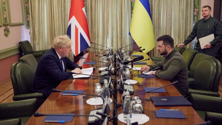 Guerra in Ucraina, Johnson vola a sorpresa a Kiev e incontra Zelensky