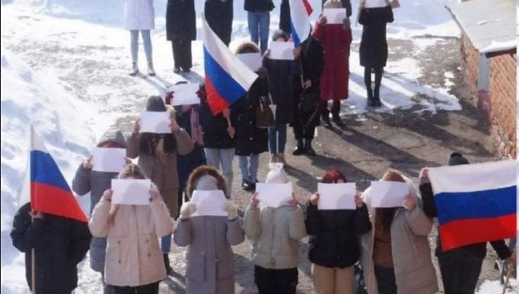 Studenti russi costretti a posare a forma di "Z", simbolo oramai dell'offensiva in Ucraina