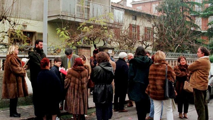 Dicembre 1998: pazienti in attesa fuori dalla casa-ambulatorio di Di Bella&nbsp;in via Marianini a Modena (Baracchi-Benvenuti / Ansa)