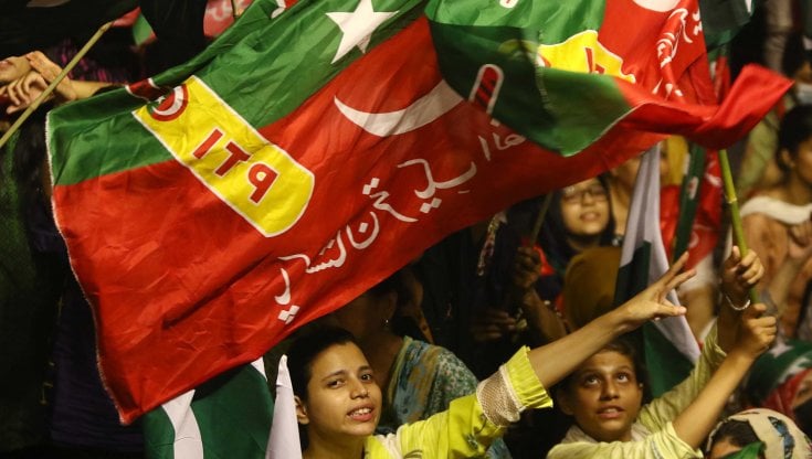 Proteste a Islamabad dopo la sfiducia al premier Imran Khan
