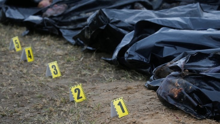 I corpi di civili uccisi durante il massacro di Bucha quando era occupata dalle truppe russe