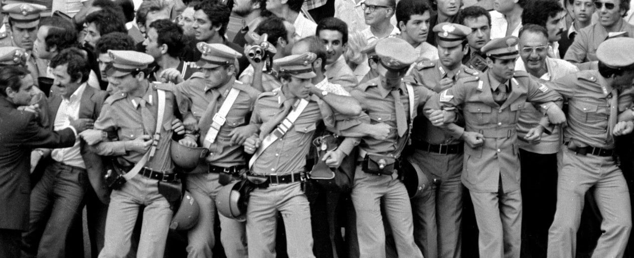Le forze dell'ordine contengono la folla subito dopo la rapina al Credito Commerciale di Piazza Insubria, l'8 settembre 1975