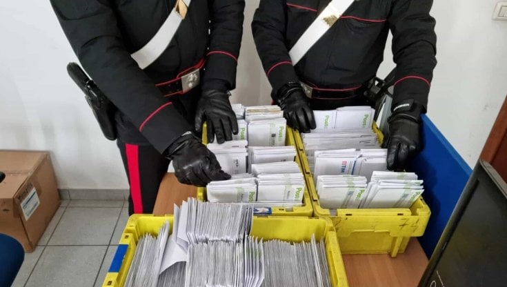 Spoleto, tremila lettere mai consegnate, la postina le nascondeva nell'auto e in casa 