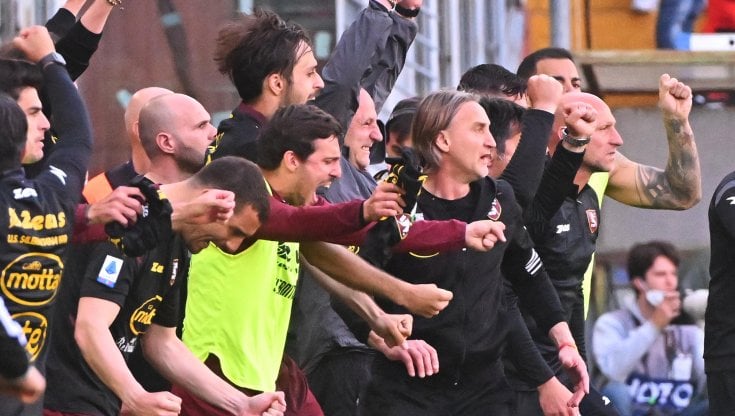 L'esultanza della panchina della Salernitana a fine partita