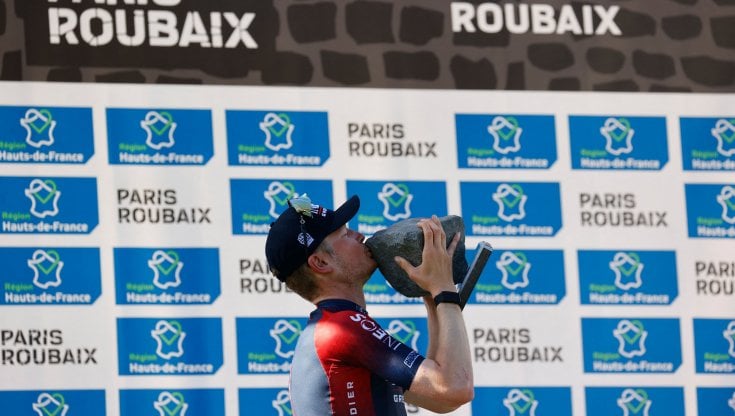 Dylan Van Baarle bacia il classico trofeo della Roubaix