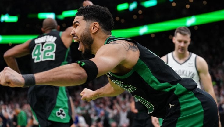 Tatum esulta dopo il canestro che ha regalato a Boston la vittoria