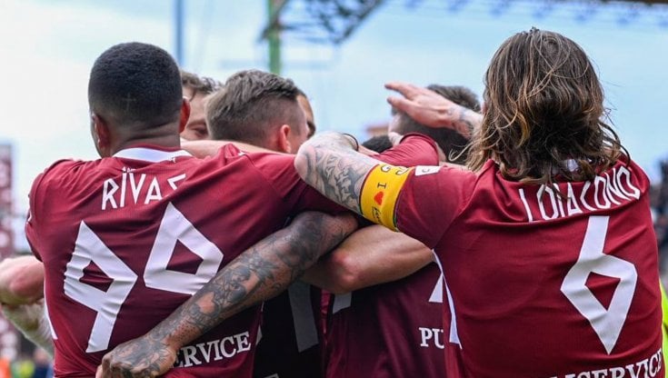 I giocatori della Reggina festeggiano la vittoria sul Lecce