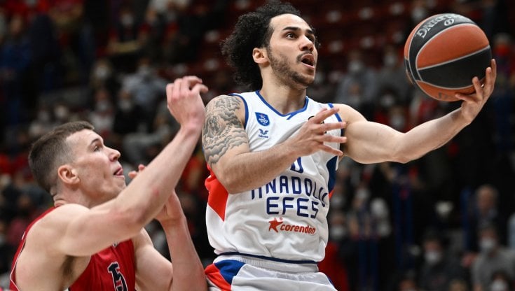 Shane Larkin a canestro