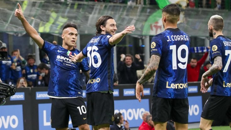 I giocatori dell'Inter esultano dopo il gol del 2 a 0
