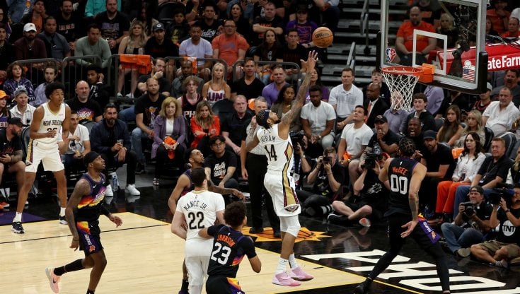 Brandon Ingram a canestro durante Phoenix-New Orleans