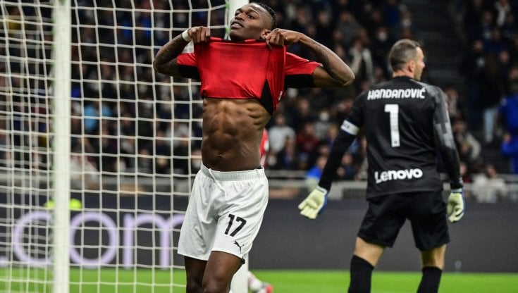 Leao si dispera dopo un'occasione fallita durante Inter-Milan