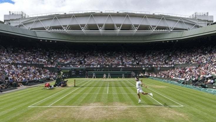Wimbledon, no ufficiale ai tennisti russi e bielorussi. Il Cremlino: "Inaccettabile". Atp: esclusione ingiusta