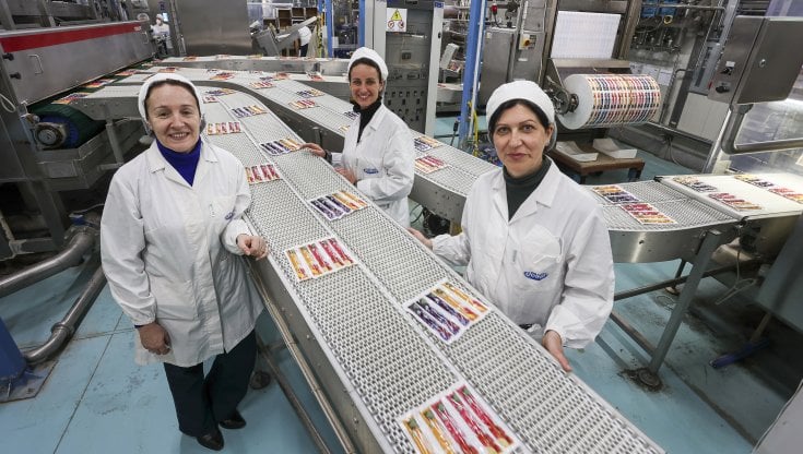 Da destra: Alexandra Ehegartner, Mariela Foti e Rita Paradisi accanto al nastro trasportatore per il confezionamento del Superfruit. foto di Igor Petyx