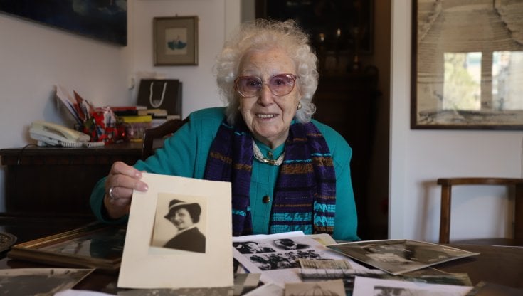 Iole Mancini nella sua casa romana apre il cassetto della memoria: foto e lettere del 1943-45. Foto di Concetto Vecchio 