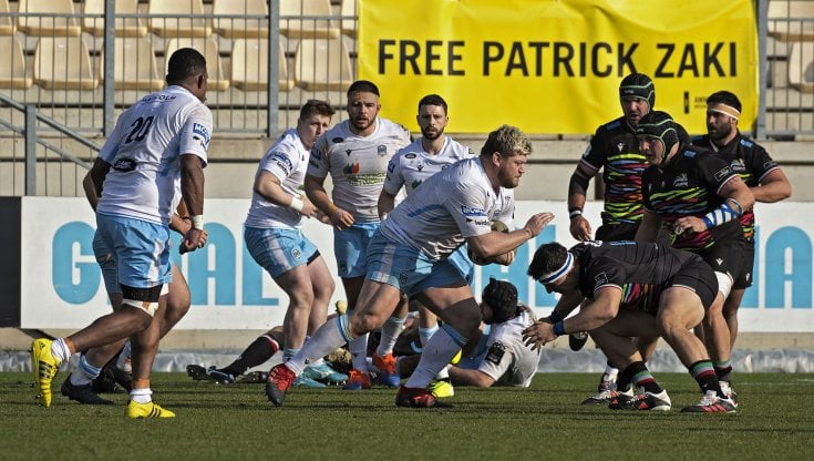 Le Zebre in azione con alle spalle lo striscione &ldquo;Free Patrick Zaki&rdquo;. 