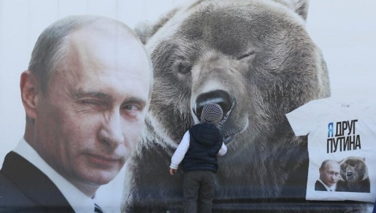 Un manifesto che inneggia al presidente russo Vladimir Putin
