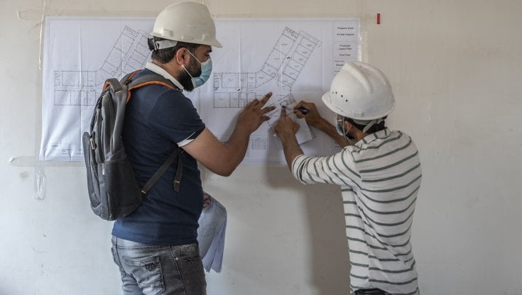 Gli ingegneri Mahmud e Abdelrazaq al primo piano dell&rsquo;ospedale al-Hilal. foto di Alessio Mamo 
