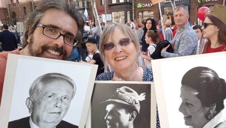 Anna Roberti a Mosca con il regista Mario Garofalo alla marcia del Reggimento Immortale per ricordare i sovietici che hanno partecipato alla seconda guerra mondiale