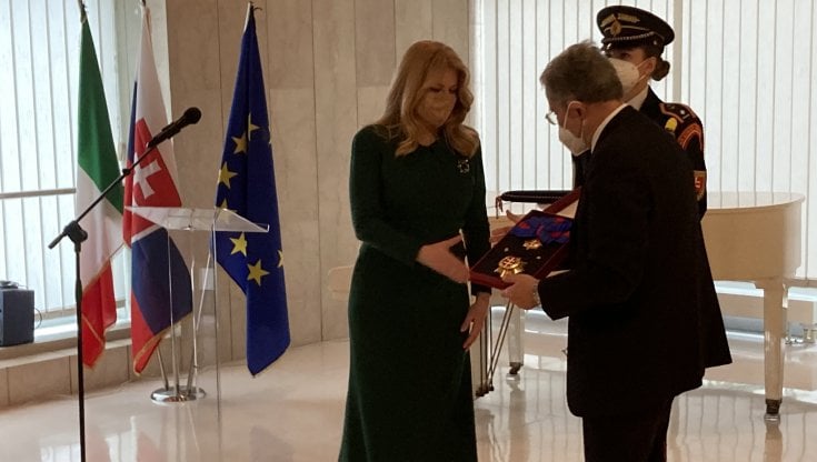 Romano Prodi con la presidente slovacca Caputova alla cerimonia all'ambasciata