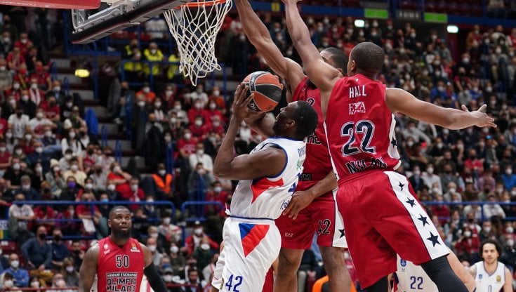 Eurolega, Milano batte l'Efes e pareggia i conti. Emergenza infortuni: fuori anche Rodriguez e Delaney