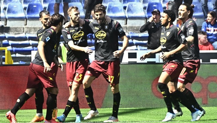 I giocatori della Salernitana esultano dopo un gol