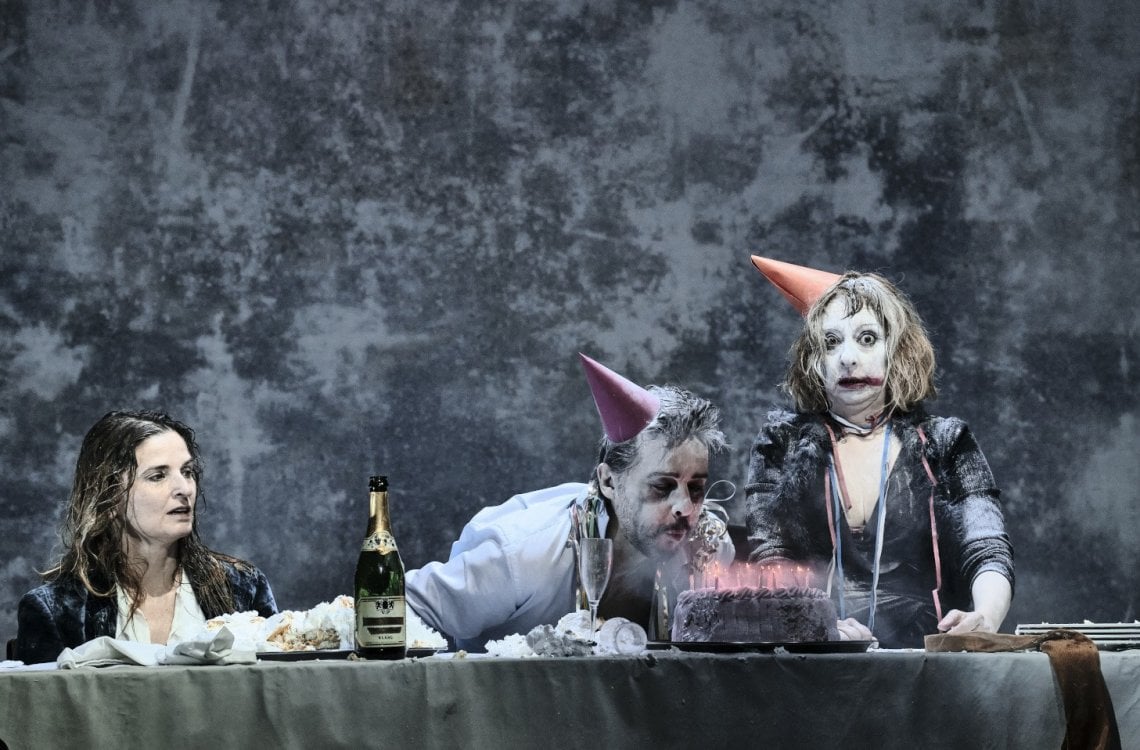 Una scena di 'Ionesco Suite'. In alto, 'Six personnages en quete d'auteur'