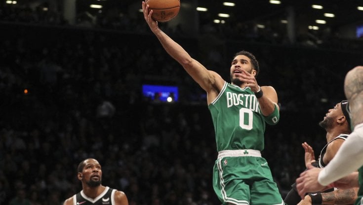 Jayson Tatum a canestro
