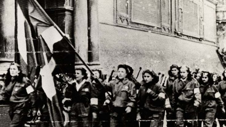 Partigiane sfilano in piazza Maggiore a Bologna (foto: Istituto Parri)