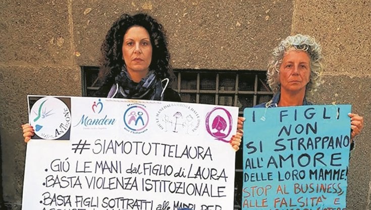 Laura Massaro (a sinistra) durante una protesta contro l&rsquo;alienazione parentale. Un mese fa la donna ha vinto la sua battaglia in Cassazione