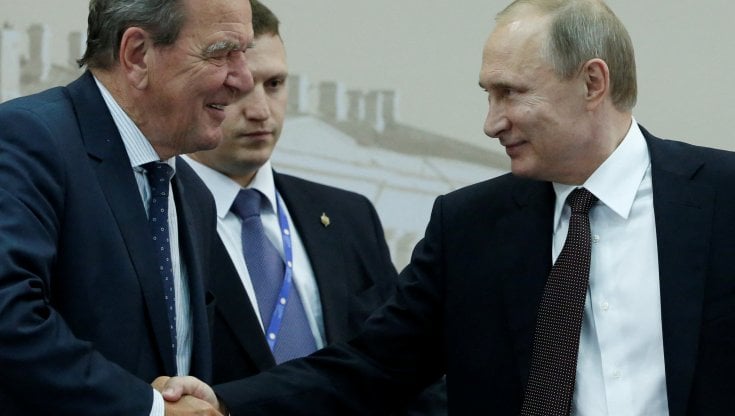 Scontro su Schroeder che difende Putin. Leader Spd: "Assurdo, lasci il partito"