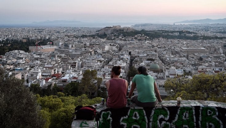 Due giovani su una delle colline che sovrastano Atene. (Getty images)