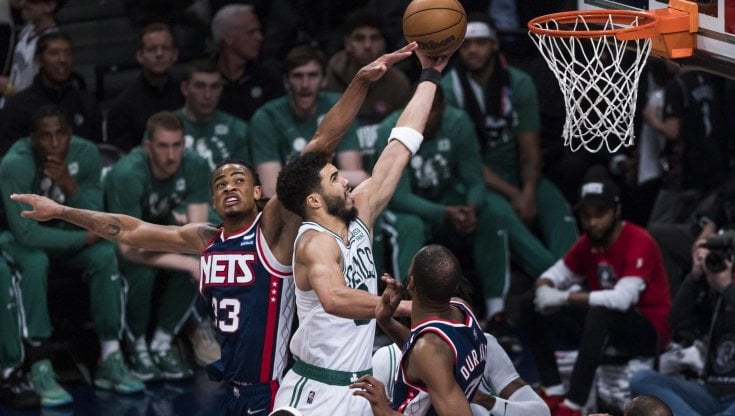 Tatum a canestro contrastato vanamente da Claxton e Durant