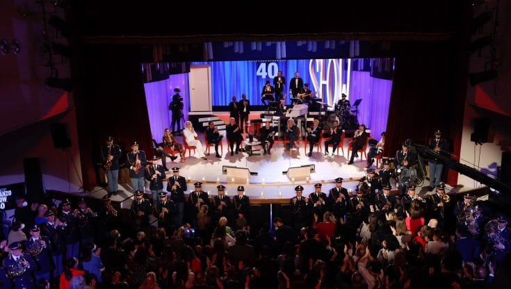 Il palco della puntata che celebra i 40 anni del Maurizio Costanzo show